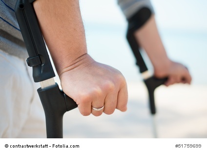 mann geht auf krücken