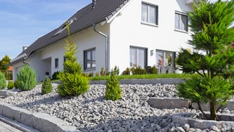 Steingarten mit Koniferen